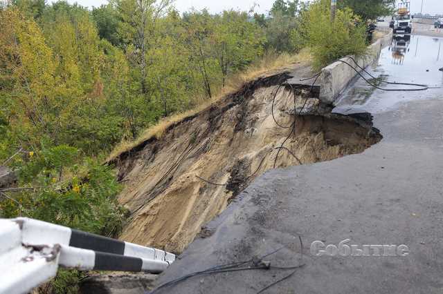 В Каменском фура задела столб, который оторвал часть моста