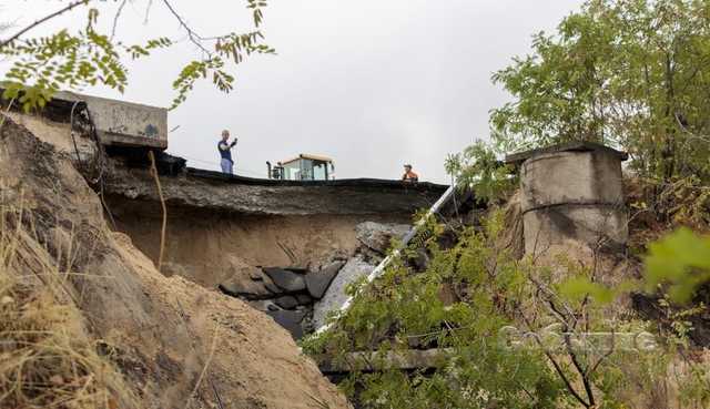 В Каменском из-за ДТП с фурой обрушился мост