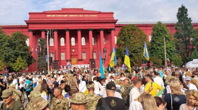 Понад десять тисяч осіб взяли участь у “Марші захисників”, центр столиці перекрито