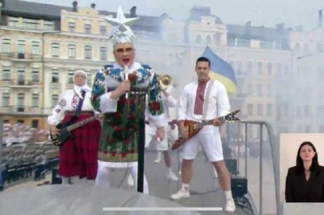 На торжествах ко Дню Независимости выступила Сердючка на крыше вагона