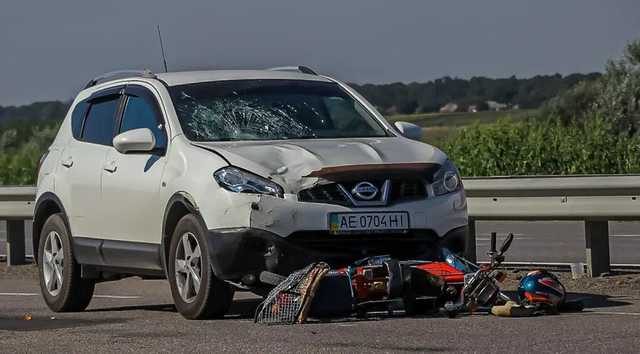 Под Днепром авто сбило мопедиста: пострадавший умер в больнице