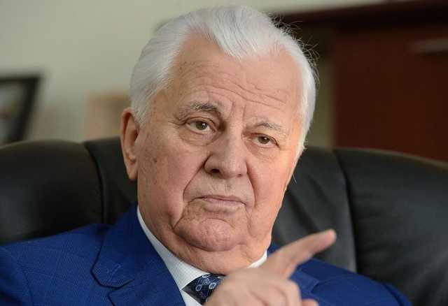 Кравчук показал спецустройство, с помощью которого защищается от коронавируса