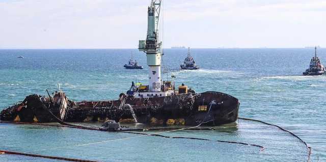 В Одессе снова пытаются поднять затонувший танкер "Делфи"