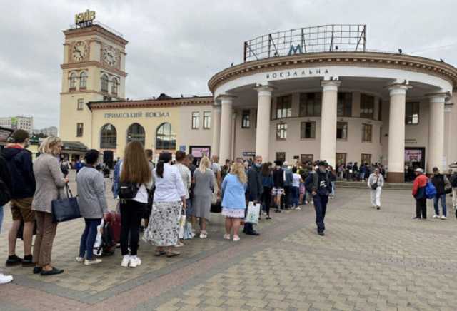 У станции метро «Вокзальная» в Киеве образовалась огромная очередь