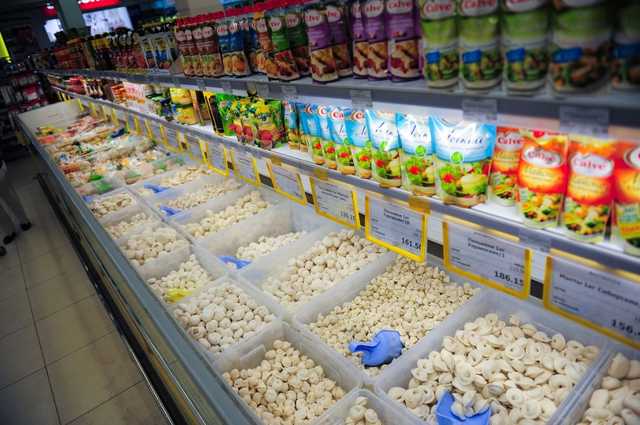 В Полтаве мужчина гулял по супермаркету и улегся спать в пельменях