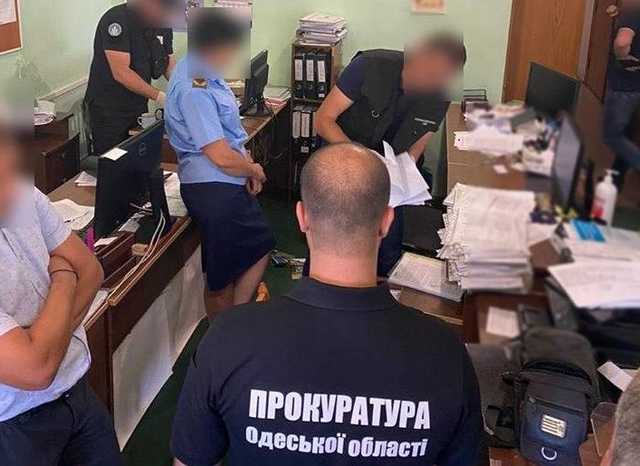 Чиновников Одесской таможни задержали за взятки при оформлении «евроблях»