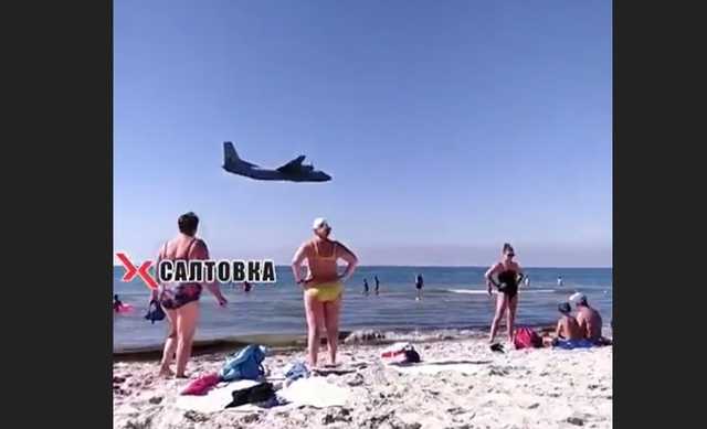 Военные самолеты пронеслись прямо над пляжем Херсонщины