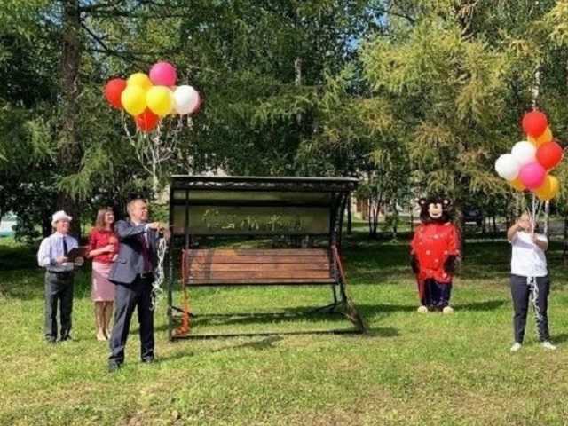 С воздушными шарами и музыкой: в российском селе торжественно открыли скамейку