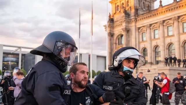 Берлин охватили протесты против COVID-ограничений