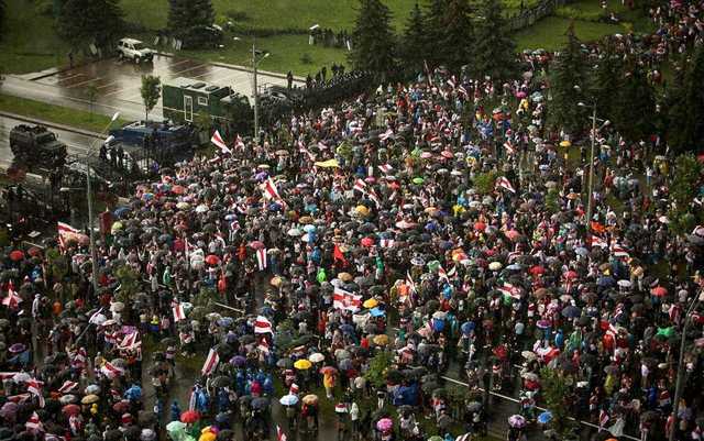Більшість протестувальників під президентським палацом у Мінську розійшлися через зливу