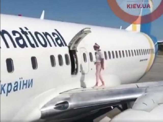 В Борисполе пассажирка вышла "погулять" на крыло самолета