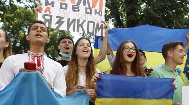 Украина не запрещает русский язык. Она защищает украинский
