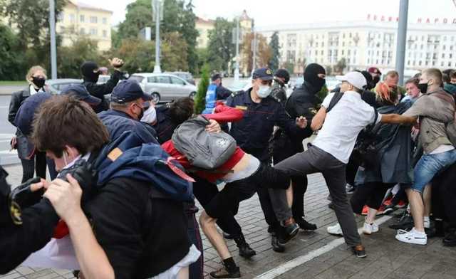 В Минске ОМОН жестко разогнал акцию протеста студентов