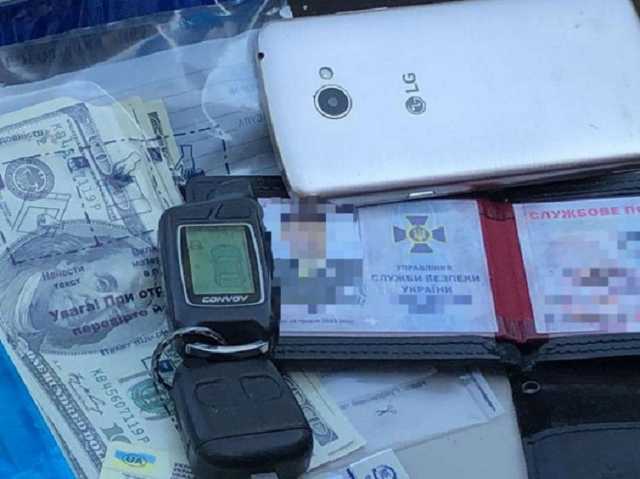 Сотрудник СБУ вымогал взятку долларами и...зерном