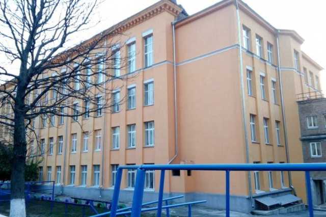 У центрі Києва “замінували” гімназію: евакуювали 100 людей