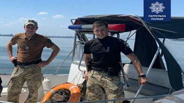 Полицейские спасли рыбака на теряющей воздух надувной лодке посреди водохранилища