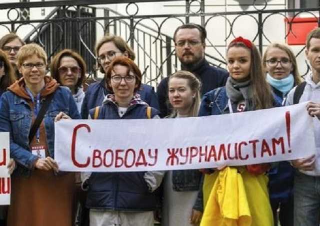 У Мінську шістьох затриманих журналістів відправили до ізолятора