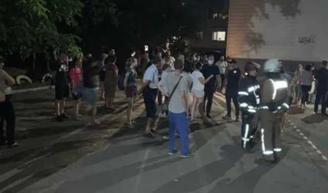 В Кривом Роге люди в панике эвакуировались из "треснувшего" дома