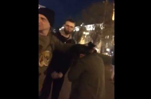 Известный АТОшник избил цыганку воровавшую кошельки на Крещатике