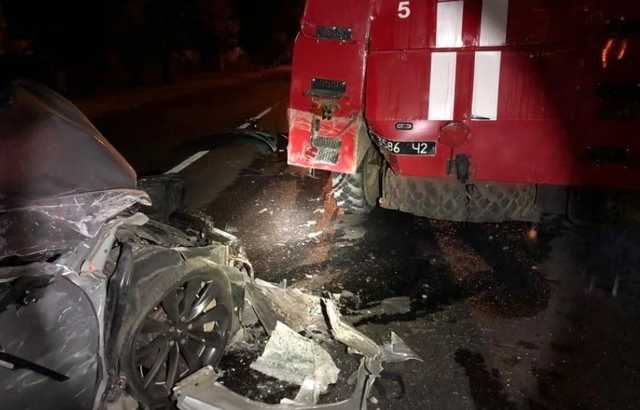 Ночью в Николаеве электромобиль Tesla Model S врезался в пожарную машину: пострадал водитель