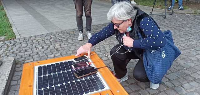 В Ужгороде установили техно-скамейку за 20 тысяч