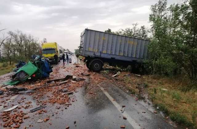 Под Николаевом столкнулись грузовик и фура: погибли оба водителя