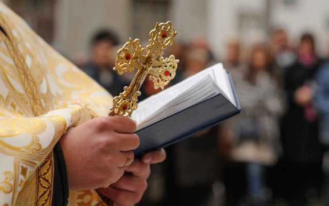 В Киеве пьяная молодежь избила священника