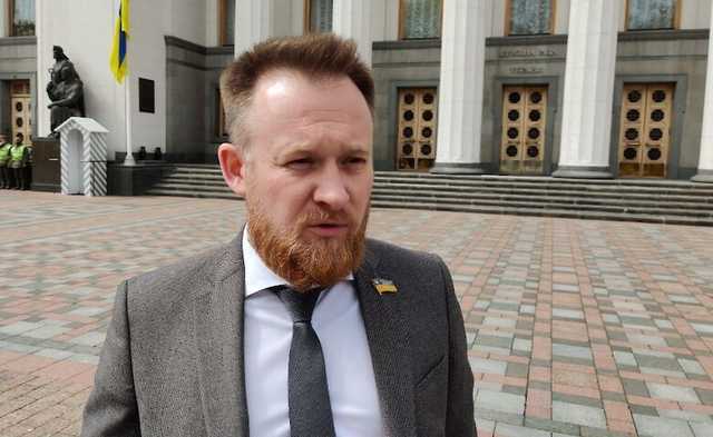 «Слуга народа» обратился с просьбой к коллеге, назвавшему COVID-19 «аферой и заговором»