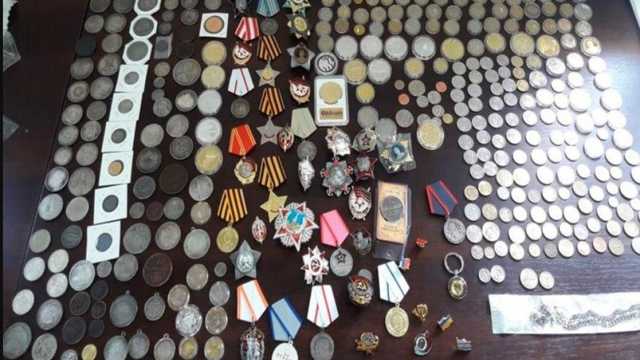 Супружеская пара пыталась вывезти в ОРДО для продажи коллекцию медалей