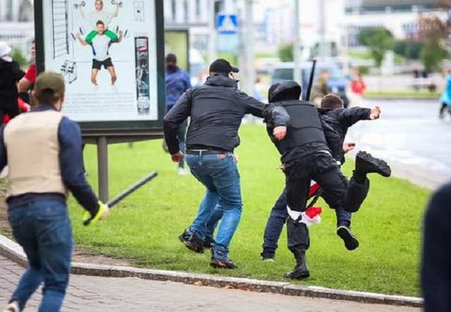 В Минске идут массовые задержания, людей избивают «титушки»