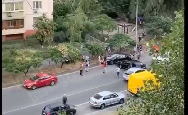 На столичных Позняках пьяный водитель протаранил 4 авто