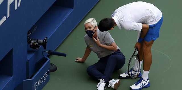 Лучший теннисист мира ударил мячом судью и получил суровое наказание