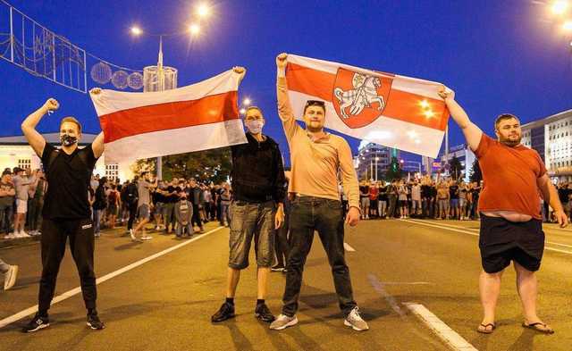 У Мінську затримали рятувальників, які витягли з води людей, що тікали від ОМОНу