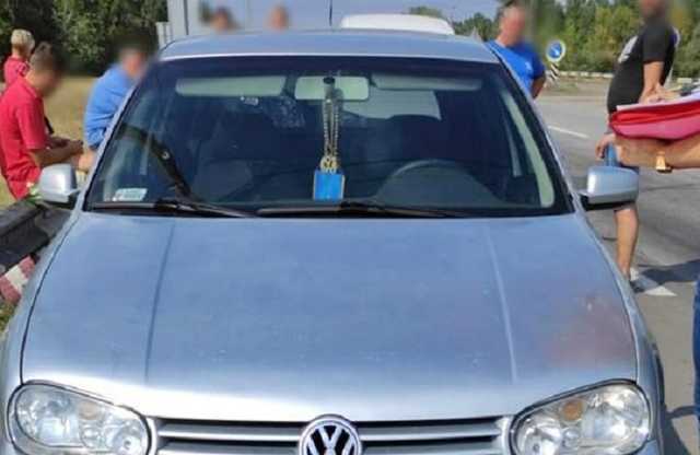 В Херсоне водитель тащил полицейского на капоте авто полкилометра