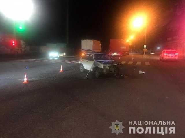 Під Харковом вантажівка на величезній швидкості знесла "Жигулі"