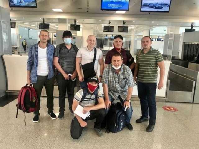 Украинские моряки с судна Curacao Trader, которых захватили пираты, вернулись домой