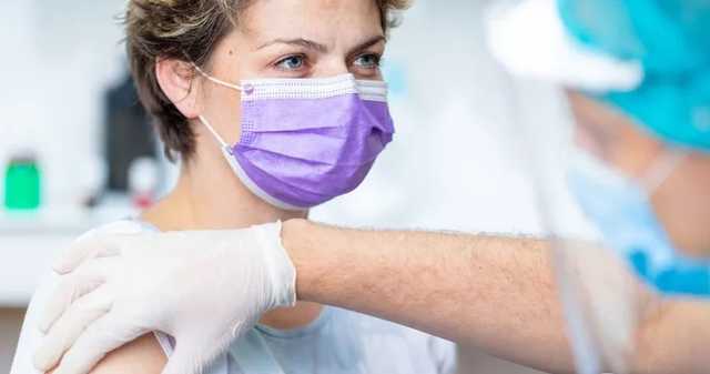 Врач назвал болезни, при которых нельзя делать прививку от коронавируса