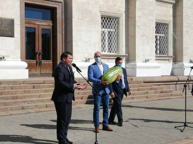 Шмыгалю на Херсонщине подарили самый большой арбуз сезона