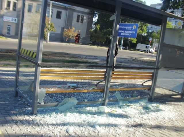 В Николаеве в День города вандалы разбили стеклянную остановку