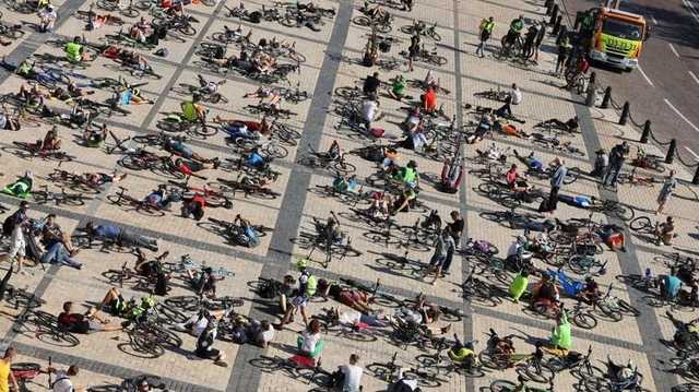 В Киеве на Софийской площади легли на землю сотни велосипедистов