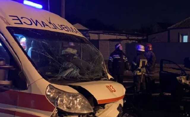 В Харькове "скорая" с беременной попала в лобовое ДТП: авто загорелось