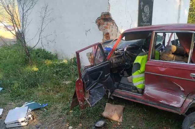 На Закарпатті ВАЗ влетів у зупинку, є загиблі
