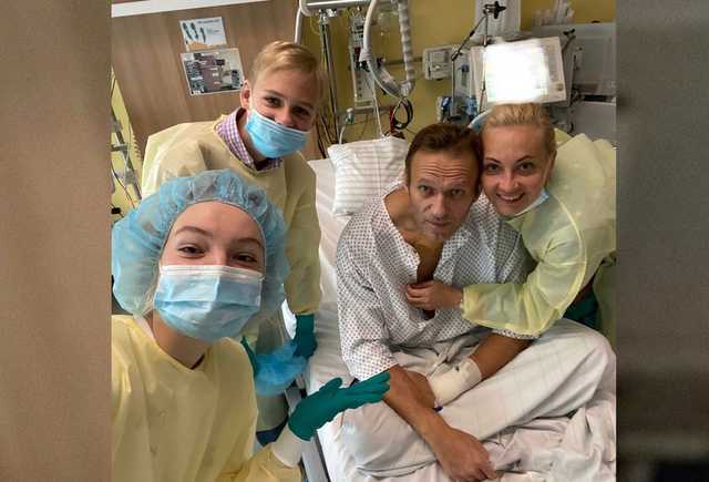 Появилось первое фото Навального из больницы