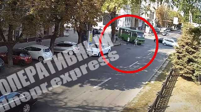 В Днепре маршрутка насмерть сбила женщину на пешеходном переходе