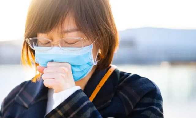 Вирусолог сказал, как долго переболевший COVID-19 опасен для окружающих