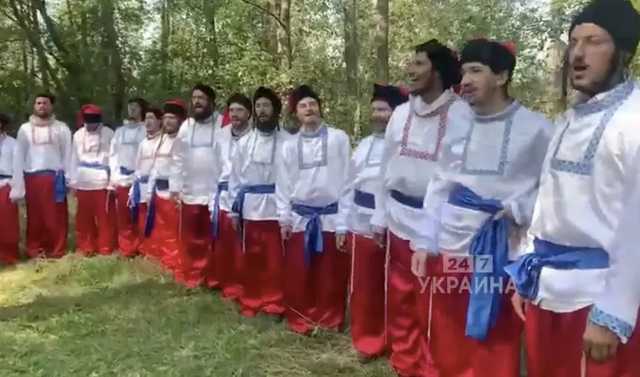 Хасиды, застрявшие на границе, надели шаровары и спели гимн Украины