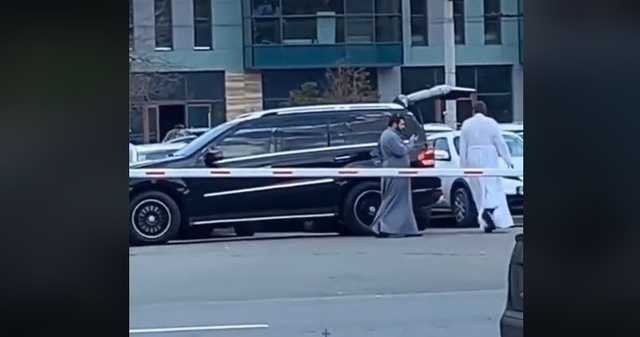 В Киеве заметили двух священников на роскошном Мерседесе