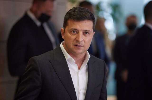 Зеленский намекнул, что слухи об отмене безвиза распространяет Порошенко