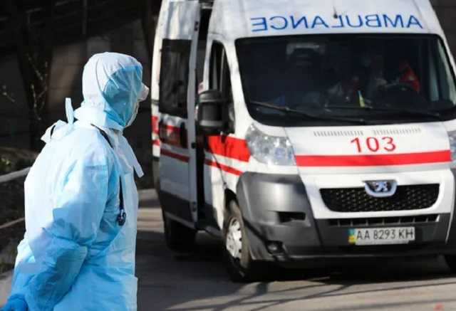 Украинские врачи будут оказывать помощь при COVID-19 по новым стандартам