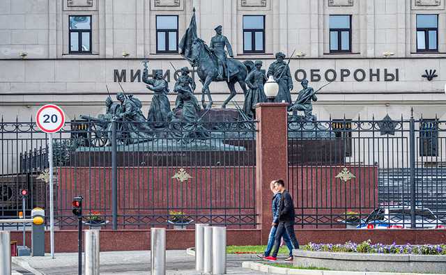 Россия впервые за много лет урежет траты на оборону